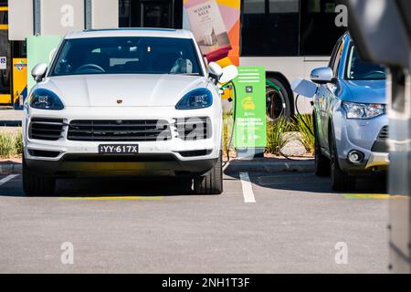 Adelaide, Australia Meridionale - 23 agosto 2019: Porsche Cayenne Turbo S e-Hybrid auto collegata alla stazione di ricarica EV nel centro della città in un giorno Foto Stock