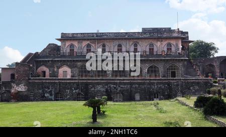 Vista posteriore del Museo di Mandu, nel Campus di Jahaz Mahal Campus, Mandu, Dhar, Madhya Pradesh, India. Foto Stock