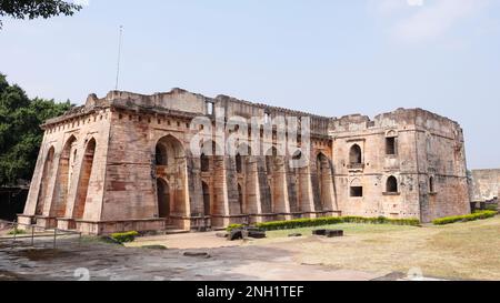 Vista di Hindola Mahal, ha costruito durante il regno di Hoshang Shah circa 1425 C.E. Mandu, Dhar, Madhya Pradesh, India. Foto Stock