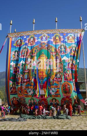 Valle di Bumthang, Bhutan - 11 07 2017 : i pellegrini adorano il gigante thangka aka thongdrol durante il festival annuale di tsechu di Jampa o di Jambay lhakhang Foto Stock