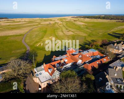 Vista aerea dal drone del club golfistico Muirfield, East Lothian, Scozia, Regno Unito Foto Stock