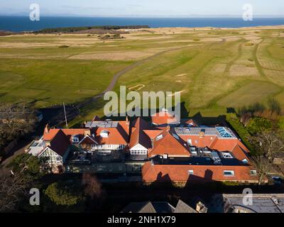 Vista aerea dal drone del club golfistico Muirfield, East Lothian, Scozia, Regno Unito Foto Stock