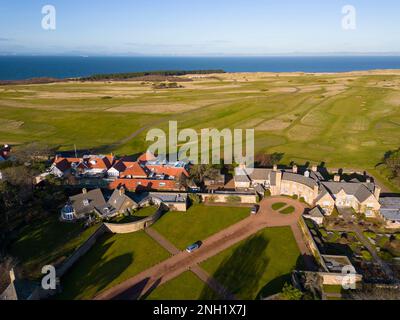 Vista aerea dal drone del Muirfield Golf Club e del Greywalls Hotel, East Lothian, Scozia, Regno Unito Foto Stock