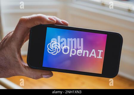 La persona tiene il telefono cellulare che mostra il logo Microsoft ChatGPT OpenAI chatbot sullo schermo Foto Stock