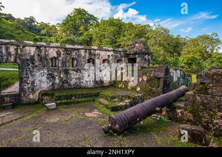 Forte Santiago è stato costruito nei primi anni '1600s per proteggere la città di Portobelo, Panama, come punto di spedizione per il tesoro spagnolo. Il porto era protetto Foto Stock