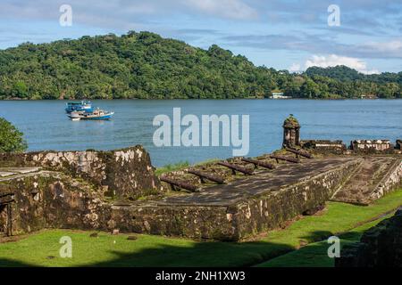 Forte Santiago è stato costruito nei primi anni '1600s per proteggere la città di Portobelo, Panama, come punto di spedizione per il tesoro spagnolo. Il porto era protetto Foto Stock
