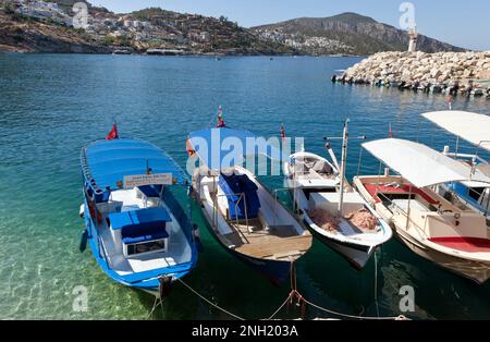 Piccole barche da pesca ormeggiate nel porto di Kalkan, Turchia. Luglio 2022 Foto Stock