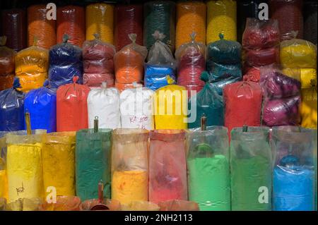 Set di sacchetti di plastica con tradizionali polveri di gulale colorate messe in fila nel mercato locale di Hoi An Vietnam Foto Stock