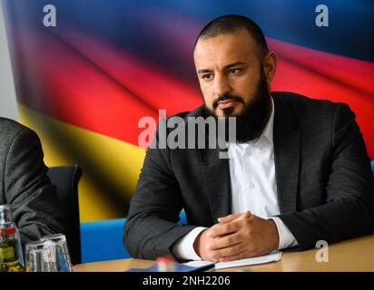 Hannover, Germania. 20th Feb, 2023. Omid Najafi (AFD), portavoce della politica economica, si riunisce nel corso di una conferenza stampa del gruppo parlamentare AFD nel parlamento statale della bassa Sassonia. Credit: Julian Stratenschulte/dpa/Alamy Live News Foto Stock