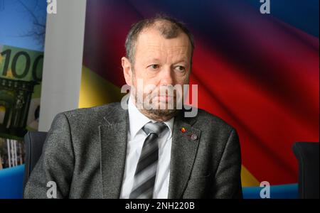 Hannover, Germania. 20th Feb, 2023. Stefan Marzischewski-Drewes (AFD), leader del gruppo parlamentare, si riunisce nel corso di una conferenza stampa del gruppo parlamentare AFD nel parlamento statale della bassa Sassonia. Credit: Julian Stratenschulte/dpa/Alamy Live News Foto Stock