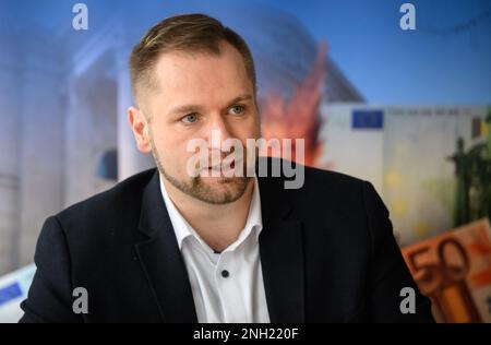 Hannover, Germania. 20th Feb, 2023. Stephan Bothes (AFD), portavoce della politica interna, si riunisce nel corso di una conferenza stampa del gruppo parlamentare AFD nel parlamento statale della bassa Sassonia. Credit: Julian Stratenschulte/dpa/Alamy Live News Foto Stock