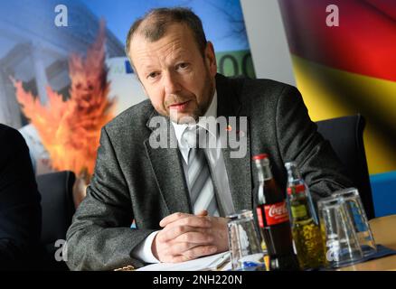 Hannover, Germania. 20th Feb, 2023. Stefan Marzischewski-Drewes (AFD), presidente del gruppo parlamentare, interviene in una conferenza stampa del gruppo parlamentare AFD nel parlamento dello Stato della bassa Sassonia. Credit: Julian Stratenschulte/dpa/Alamy Live News Foto Stock