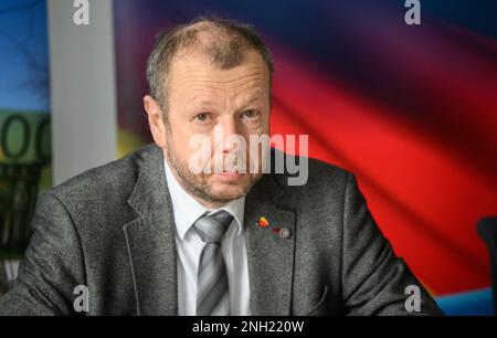 Hannover, Germania. 20th Feb, 2023. Stefan Marzischewski-Drewes (AFD), leader del gruppo parlamentare, si riunisce nel corso di una conferenza stampa del gruppo parlamentare AFD nel parlamento statale della bassa Sassonia. Credit: Julian Stratenschulte/dpa/Alamy Live News Foto Stock