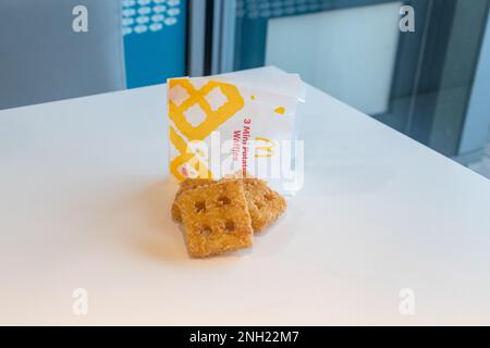 Stansted, Regno Unito - 3 dicembre 2022: McDonalds 3 mini cialde di patate e Coca-Cola. Foto Stock