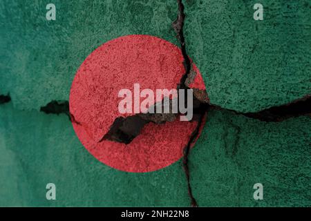 Bandiera del Bangladesh su un muro spaccato. Terremoto o concetto di siccità Foto Stock