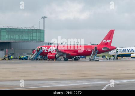 Stansted, Regno Unito - 3 dicembre 2022: Airbus A320-251N della compagnia aerea Play sull'aeroporto di Londra Stansted. Foto Stock