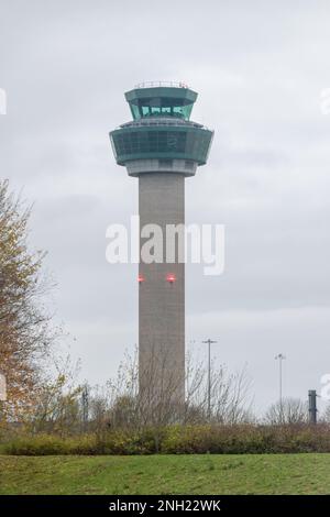 Stansted, Regno Unito - 3 dicembre 2022: Torre di controllo dell'aeroporto di Londra Stansted (IATA: STN, ICAO: EGSS). Foto Stock