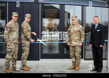 Taglio del nastro cerimoniale per il Centro di preparazione delle Tri-Cities, da sinistra a destra: Il col. Bill Cooper, Comandante, 1st Battaglione, 161st Reggimento della Fanteria, Capt. Daniel Gottwald, Comandante, Bravo Company, 1st Battaglione, 161st Regimento della Fanteria, Brig. Gen. Dan Dent, comandante generale, Washington Army National Guard e il Sig. Adam Iwaszuk, Direttore, Construction and Facilities Management Office, Washington National Guard il 7 dicembre 2022 a Richland, Washington. Foto Stock