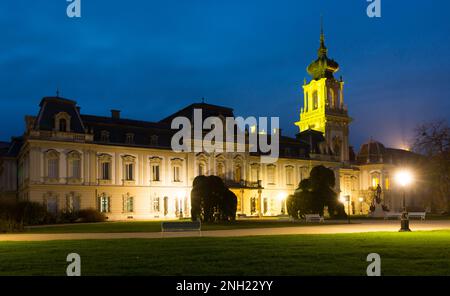 Immagine della luce notturna del Palazzo Festetics a Keszthely dell'Ungheria Foto Stock