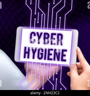 Cartello con scritta Cyber Hygiene. Parola per le misure che gli utenti del calcolatore prendono per migliorare la loro sicurezza cibernetica Foto Stock