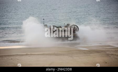 NEGLI STATI UNITI Navy Landing Craft, cuscino d'aria con unità Assault Craft (ACU) 5, Naval Beach Group 1, con un RADAR a terra/TPS-80/Air Task-Oriented parte da White Beach, Camp Pendleton, California durante il Cavaliere d'acciaio da sforzo 23, 6 dicembre 2022. ACU-5 e Marine Air Control Group 38 hanno dimostrato la capacità di utilizzare connettori anfibi per riposizionare rapidamente i dispositivi e i dispositivi di comando e controllo dell'aviazione in un ambiente litoraneo. Exercise Steel Knight 23 fornisce 3rd Marine Aircraft Wing un'opportunità per affinare la lotta di livello Wing a sostegno della i Marine Expeditionary Force e la flotta manovre Foto Stock