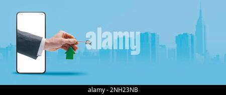 Agente immobiliare mano in uno schermo di smartphone tenendo i vostri nuovi tasti casa, concetto di app immobiliare, spazio di copia Foto Stock