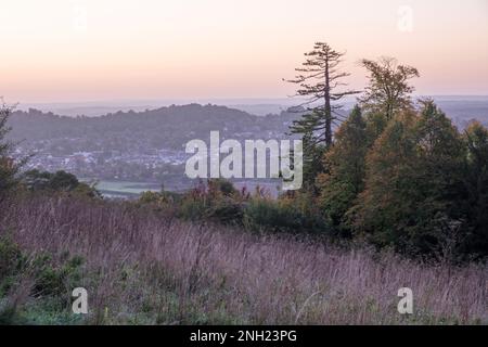 Vista elevata della città inglese di Dorking all'alba dalle colline del Surrey Foto Stock