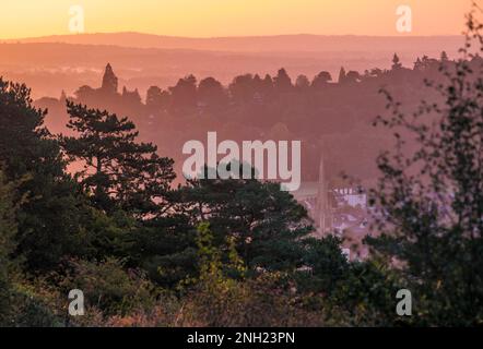 Vista elevata della città inglese di Dorking all'alba dalle colline del Surrey Foto Stock