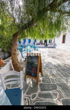 Tradizionale taverna greca nel villaggio di Chora, Folegandros Foto Stock