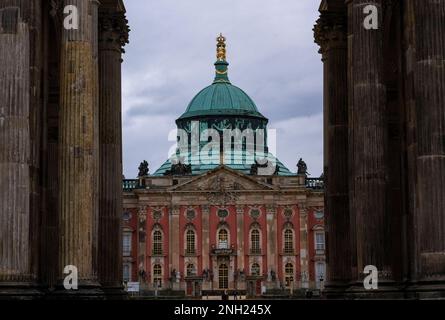 Una vista di Potsdam Berlino attraverso le antiche colonne Foto Stock