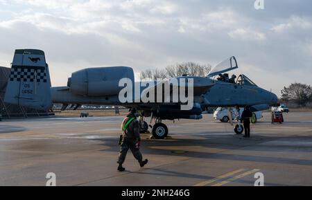 I militari assegnati allo Squadron 25th Fighter Generation eseguono controlli di preflight su un Thunderbolt II a-10C presso la base aerea Osan, Repubblica di Corea, il 7 dicembre 2022. Come parte degli Stati Uniti L'evoluzione di Air Force verso le organizzazioni di Combat Oriented Maintenance; le grandi unità di manutenzione stanno passando a squadroni di generazione da combattimento più piccoli per migliorare la sincronizzazione tra manutenzione e operazioni. Foto Stock