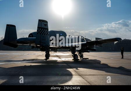 Un Air Force Airmen degli Stati Uniti assegnato al 25th Fighter Generation Squadron segnala un A-10C Thunderbolt II sulla linea di volo presso la base aerea di Osan, Repubblica di Corea, il 7 dicembre 2022. Prima del lancio, i capi dell'equipaggio e i piloti comunicano ed eseguono procedure funzionali per garantire che gli aeromobili siano in grado di effettuare missioni di volo. Foto Stock