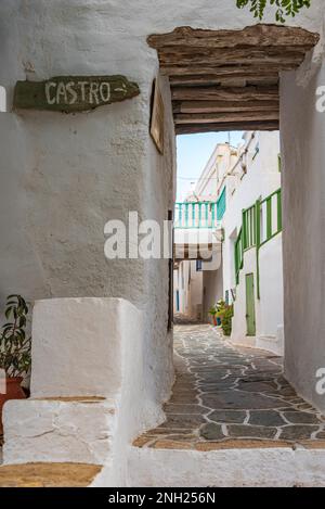Porta d'ingresso al caratteristico quartiere di Castro nel villaggio di Chora, Folegandros Foto Stock