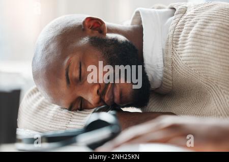 Non spingersi mai in un burnout. un bel giovane uomo d'affari che dorme sulla sua scrivania durante il giorno. Foto Stock