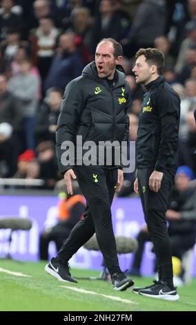 Il capo allenatore di L-R Tottenham Hotspur Cristian Stellini e il primo allenatore Ryan Mason durante la partita di calcio della Premier League inglese Foto Stock