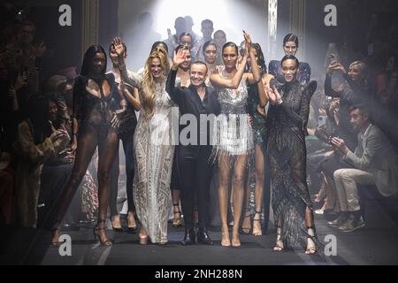 Freemasons Hall, Londra, Regno Unito. 19th Feb, 2023. Da sinistra a destra: Leomie Anderson, designer Gabriela Gonzales, designer Julien Macdonald, Cindy Bruna, Winnie Harlow, Dopo la finale, Julien MacDonald show, Julien X Gabriela Collection, Freemasons Hall, London Fashion Week, Londra, Regno Unito, 19th febbraio 2023. Credit: Stampa artistica/Alamy Live News Foto Stock