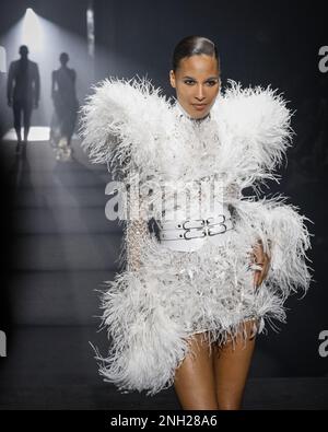 Freemasons Hall, Londra, Regno Unito. 19th Feb, 2023. Cindy Bruna, modello. Modelli sulla passerella, Julien MacDonald show, Julien X Gabriela Collection, Freemasons Hall, London Fashion Week. Credit: Stampa artistica/Alamy Live News Foto Stock