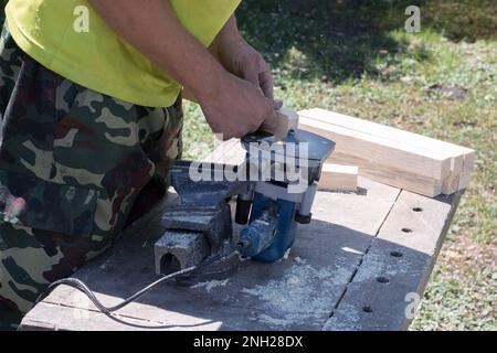 lavorazione del legno su una fresatrice, lavorazione artigianale del legno con utensili elettrici, Foto Stock