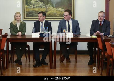 20 febbraio 2023, Sassonia-Anhalt, Wernigerode: PK Harzer Schmalspurbahnen GmbH sulla pianificazione della successione per la direzione. Da sinistra: Katrin Müller, Presidente del Consiglio di sorveglianza dell'HSB Thomas Balcerowski, sindaco di Wernigerode Tobias Kascha e amministratore delegato dell'HSB Matthias Wagener. Harzer Schmalspurbahnen GmbH (HSB) avrà un nuovo amministratore delegato a partire dal luglio 1. Katrin Müller, che opera nell'azienda da dodici anni ed era precedentemente responsabile del marketing e delle vendite di HSB, succederà all'amministratore delegato da lungo tempo Matthias Wagener, che andrà in pensione il 30 giugno. Questo è stato deciso da HSB Foto Stock