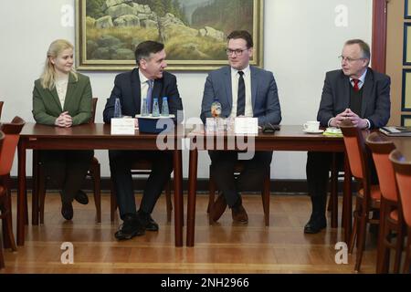 20 febbraio 2023, Sassonia-Anhalt, Wernigerode: PK Harzer Schmalspurbahnen GmbH sulla pianificazione della successione per la direzione. Da sinistra: Katrin Müller, Presidente del Consiglio di sorveglianza dell'HSB Thomas Balcerowski, sindaco di Wernigerode Tobias Kascha e amministratore delegato dell'HSB Matthias Wagener. Harzer Schmalspurbahnen GmbH (HSB) avrà un nuovo amministratore delegato a partire dal luglio 1. Katrin Müller, che opera nell'azienda da dodici anni ed era precedentemente responsabile del marketing e delle vendite di HSB, succederà all'amministratore delegato da lungo tempo Matthias Wagener, che andrà in pensione il 30 giugno. Questo è stato deciso da HSB Foto Stock