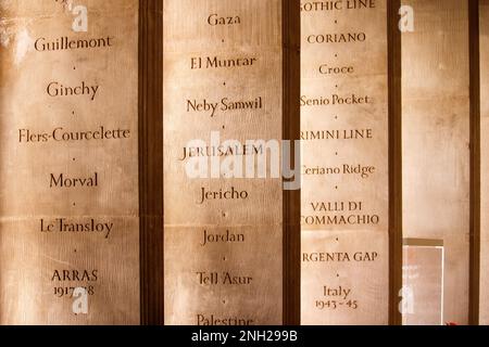 La Cappella per il Reggimento Scozzese di Londra all'interno della Chiesa di St Columba, una delle due congregazioni londinesi della Chiesa di Scozia. Nella foto, iscrizioni sulle pareti che mostrano campagne del reggimento. Foto Stock