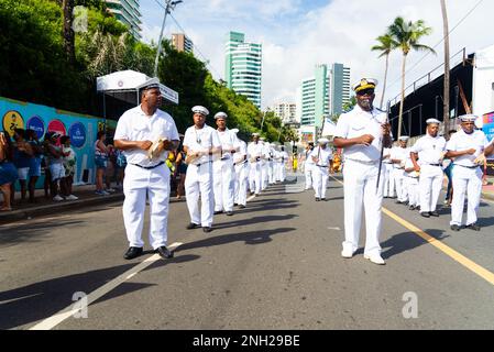 Salvador, Bahia, Brasile - 11 febbraio 2023: Il gruppo tradizionale della Marujada vestito da marinai si esibirà durante la parata di Fuzue a Salvador, Bahia. Foto Stock