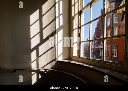 La chiesa di St Columba è una delle due congregazioni londinesi della chiesa di Scozia. Nella foto la scala principale è illuminata dalla luce solare intensa. Foto Stock