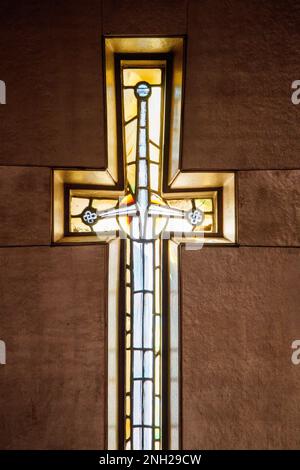 La Cappella per il Reggimento Scozzese di Londra all'interno della Chiesa di St Columba, una delle due congregazioni londinesi della Chiesa di Scozia. Nella foto è raffigurata una finestra smaltata a forma di croce nella cappella. Foto Stock