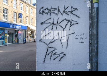 Graffiti sgradevoli scricciati sulla parete di un edificio nel centro di Newquay Town in Cornovaglia nel Regno Unito. Foto Stock