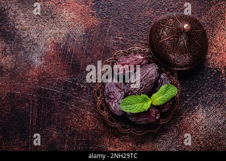 Frutta secca datteri. Frutta popolare di Ramadan. Foto Stock