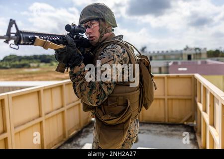 STATI UNITI Christopher Burke, un operatore di attrezzature pesanti con Marine Wing Support Squadron (MWSS) 171, svolge attività di addestramento nelle operazioni urbane durante un esercizio sul campo a Camp Hansen, Okinawa, Giappone, 7 dicembre 2022. MWSS-171 ha condotto questo esercizio per familiarizzare con le operazioni di base avanzate di spedizione, le operazioni di demolizione, le operazioni urbane e i diversi sistemi di armi. Foto Stock