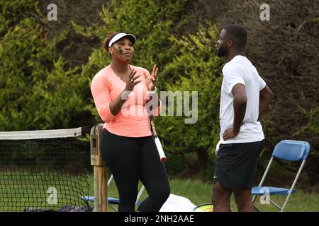 Serena Williams sembra rilassata mentre chiacchiera con il compagno di tennis americano Frances Tiafoe sul campo di pratica di Eastbourne, Regno Unito. Giugno 19 2022 Foto di James Boardman Foto Stock