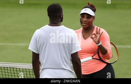 Serena Williams sembra rilassata mentre chiacchiera con il compagno di tennis americano Frances Tiafoe sul campo di pratica di Eastbourne, Regno Unito. Giugno 19 2022 Foto di James Boardman Foto Stock