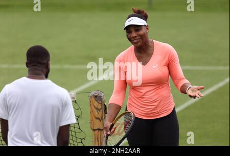 Serena Williams sembra rilassata mentre chiacchiera con il compagno di tennis americano Frances Tiafoe sul campo di pratica di Eastbourne, Regno Unito. Giugno 19 2022 Foto di James Boardman Foto Stock